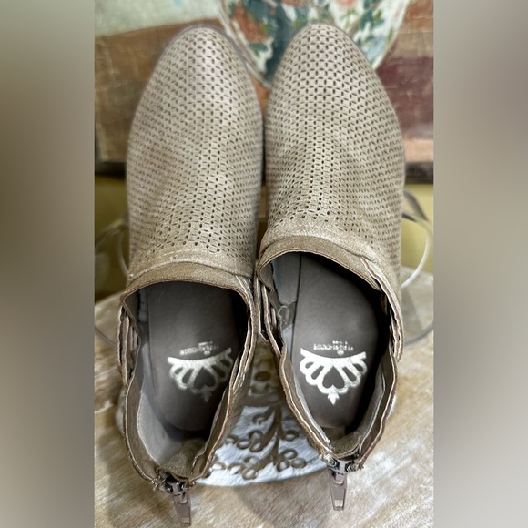 EUC Fergalicuus by Fergie “Erikka” Ankle Bootie in Excellent Condition. Size 7 - Picture 12 of 14